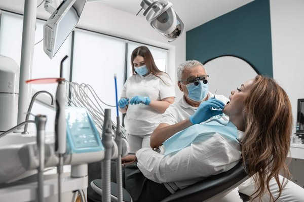 Comment le Docteur Romain Lavocat à Bordeaux assure-t-il la sécurité et la satisfaction de ses patients en chirurgie esthétique ?